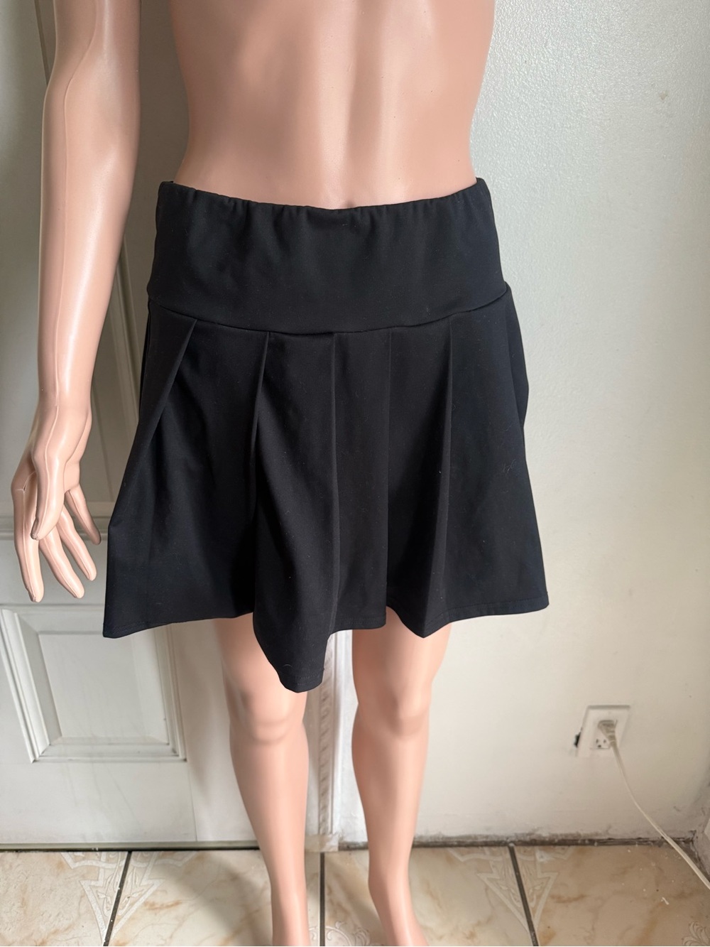 Women’s La Kotteé Black A-Line Pleated Skort size medium